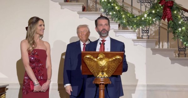 Сын президента Трампа Дон-младший обручился