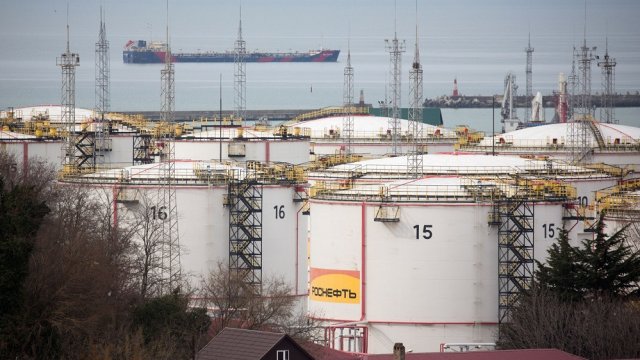 Цена на российскую нефть едва покрывает затраты и все больше расшатывает экономику