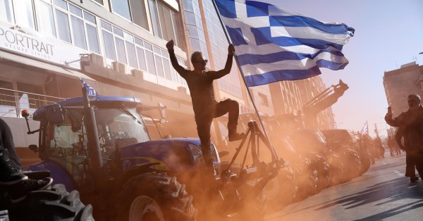 Каковы требования протестующих греческих фермеров к правительству?