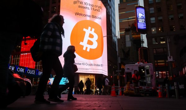 Биткойн преодолел отметку в 86 000 долларов и опустился до минимума за год