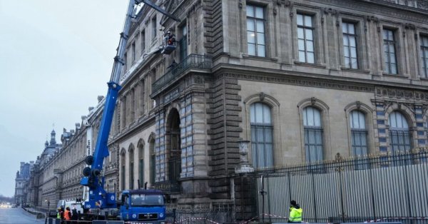 На окнах Лувра установили металлические решетки