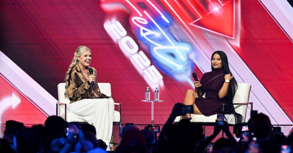 Лингвистическая ошибка: Ники Минаж назвала вице-президента Джей Ди Вэнса убийцей