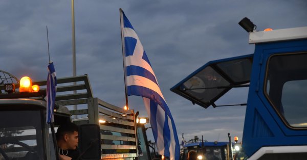 Движение фур на двух пограничных пунктах с Грецией остановлено