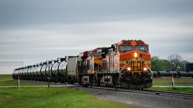 Почему грузовые железные дороги США выбрасывают больше выбросов, чем угольные электростанции?