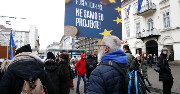 74% работающих хорватов ожидают рождественской премии, в среднем 464 евро.