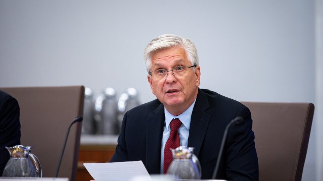 Уоллер из ФРС хочет снизить ставки, но не торопится