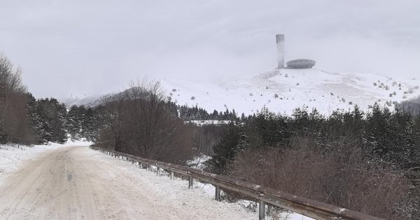 Молодые люди бросились в овраг по дороге на гору Бузлуджа