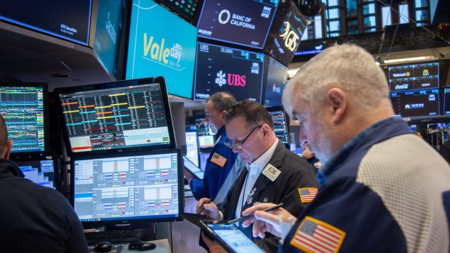 Надежды на снижение ставки ФРС привели к росту индекса Доу-Джонса на 400 пунктов.