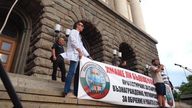 Частные больницы предлагают стипендии врачам-выпускникам вместо гарантированной зарплаты