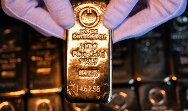 Золото с новым рекордом на фоне ставок на снижение процентных ставок и кризиса с Венесуэлой