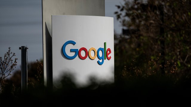 Google и Apple посоветовали своим сотрудникам с визами США ограничить выезд за границу