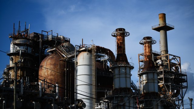 Нефть падает из-за внимания к американской блокаде Венесуэлы*