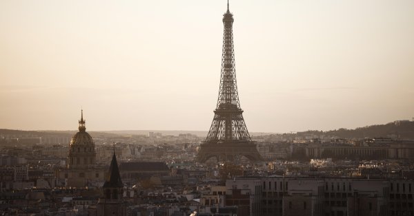 Десятки человек арестованы в Париже после запуска фейерверка возле Эйфелевой башни