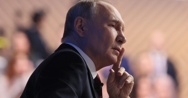 Путин ответил Макрону, что готов к разговору