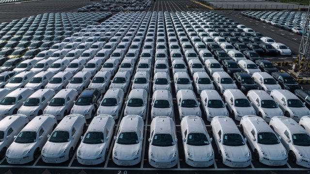 В ноябре экспорт китайских электромобилей в мир подскочил на 87% в годовом исчислении.