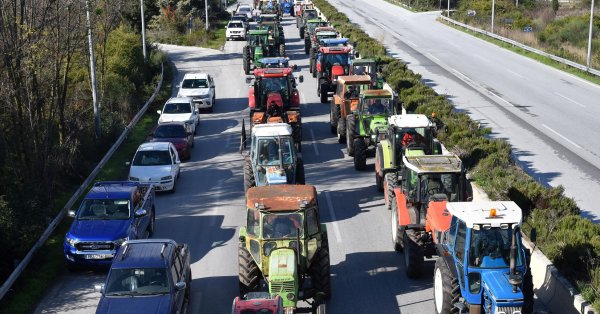 Фермеры в Греции столкнулись с полицией и перекрыли основные дороги