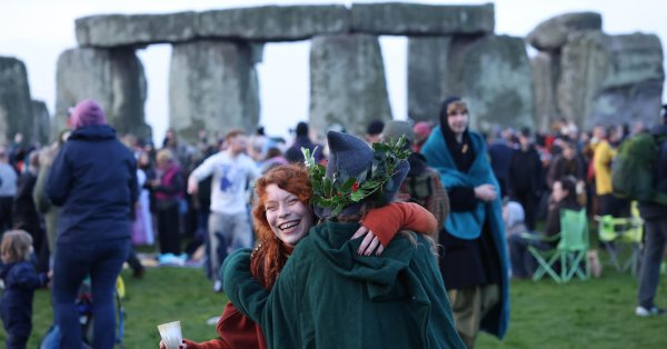 На снимке: тысячи людей собрались в Стоунхендже на зимнее солнцестояние.