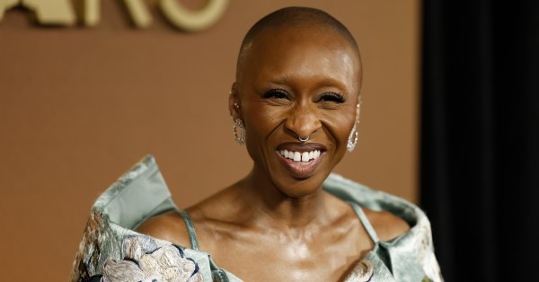 Синтия Эриво — первая чернокожая актриса, дважды номинированная на «Золотой глобус» за мюзикл/комедию.