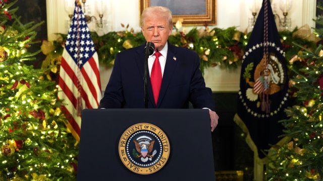 Перед праздниками: Трамп хвастается своими победами, а его рейтинги резко падают