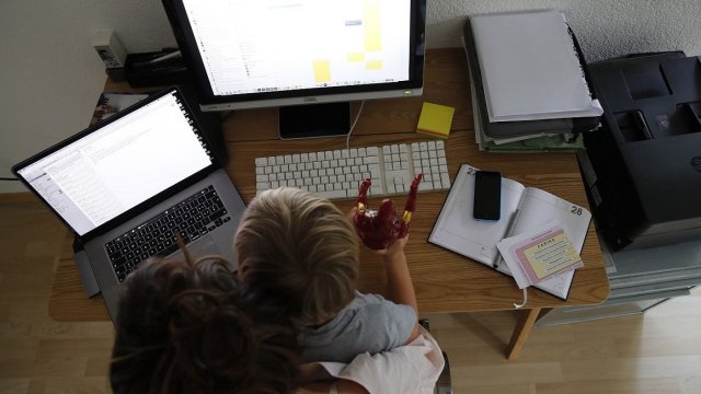 Гибкий график работы для родителей детей до 12 лет утвердили депутаты