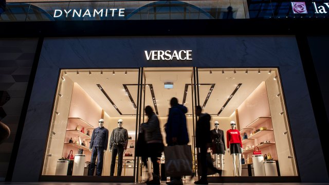 После долгих ухаживаний Версаче наконец стал частью Prada.