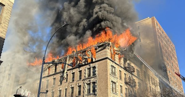 Пожар в Верхнем Вест-Сайде Манхэттена, обломки летят на тротуар ВИДЕО