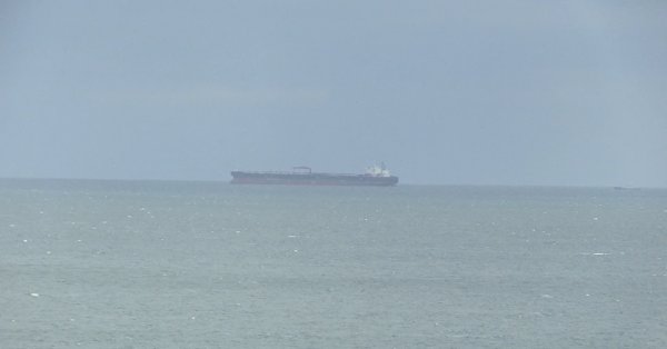 Спасение терпящего бедствие танкера под Ахтополем продолжается