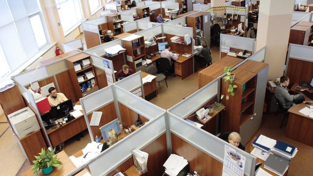 13-я зарплата в частном секторе уходит в прошлое, бизнес сокращает лишние расходы