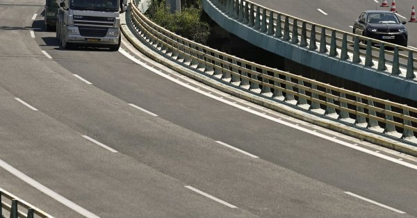 В Греции задержали болгарского водителя-дальнобойщика, который ехал по встречной полосе