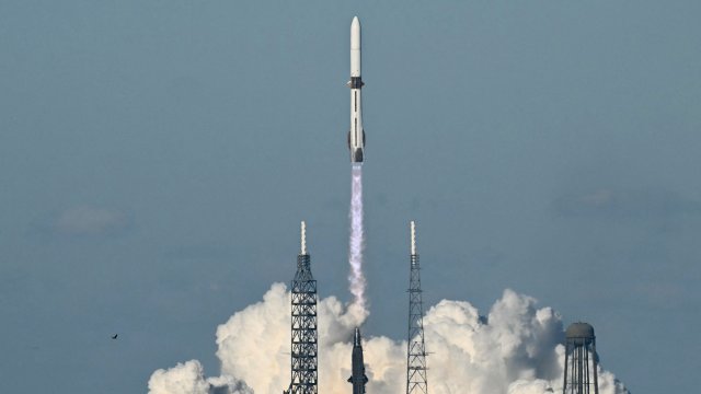 Безос и Маск стремятся отправить дата-центры в космос