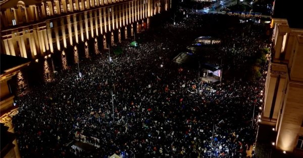 Треугольник власти очернен протестующими против бюджета-2026 ВИДЕО