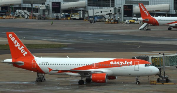 Шокирует: семья посадила умершую бабушку в самолет