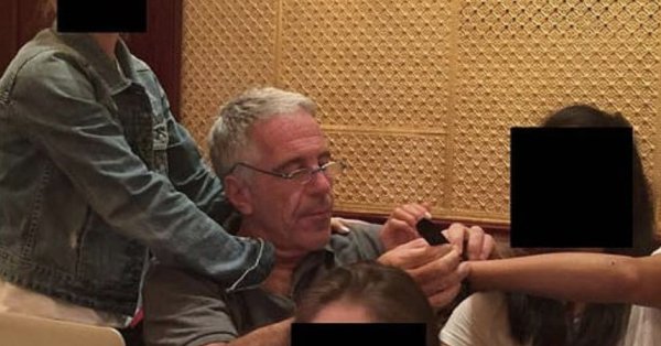 Скандал с Эпштейном: фотографии показывают цитаты Лолиты на обнаженных женских телах