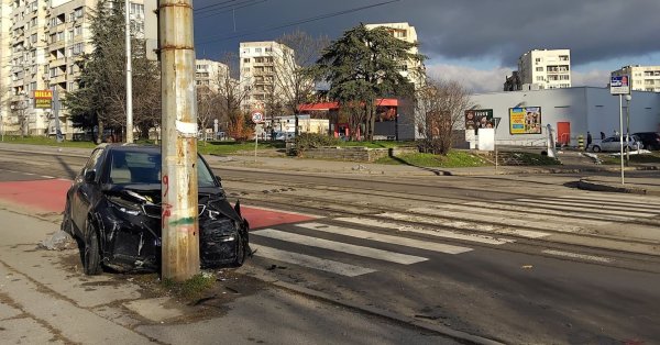 Уникально на пустом бульваре: В Софии машина врезалась в столб