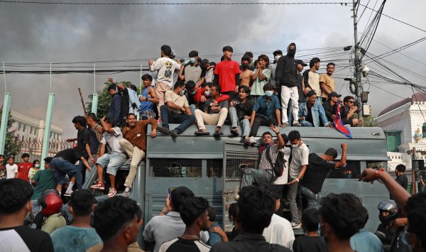 Как китайский экспорт подрывает будущее поколения Z в Азии