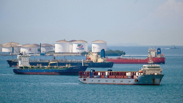 Российская нефть ждет покупателей, Киев заявил об ударе по платформе Каспийского моря