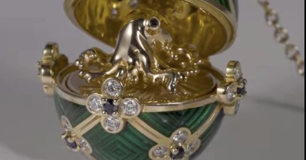 Новозеландец проглотил медальон Фаберже, вдохновленный Бондом.