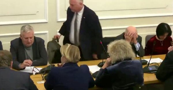 Скандал в польской комиссии: Депутат ушел со словами "До свидания, идиоты!" ВИДЕО
