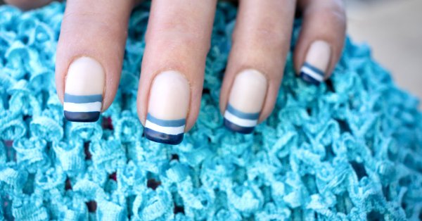 Хит: маникюрный полосатый свитер