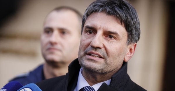 Полиция контролирует ситуацию: в центре Софии буйствуют около 50-60 человек.