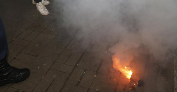 Эскалация напряженности: в полицейских поджигают ведра, бросают бутылки