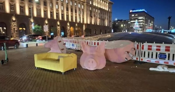 Погром в Треугольнике власти: Неизвестные «зарезали» копилку