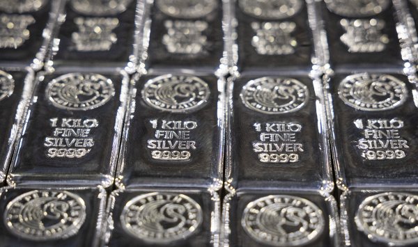 Серебро преодолело отметку в 84 доллара за унцию в ходе исторического ралли в конце года.