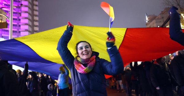 Вечером пятого дня тысячи румын протестовали против коррупции в судебной системе.