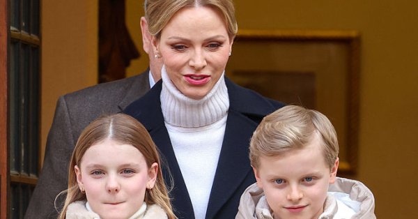 Принцесса Монако Шарлен отрастила длинные волосы после 15 лет ношения коротких волос.