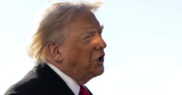 Работника завода Ford, которому Трамп показал средний палец, уволили ВИДЕО