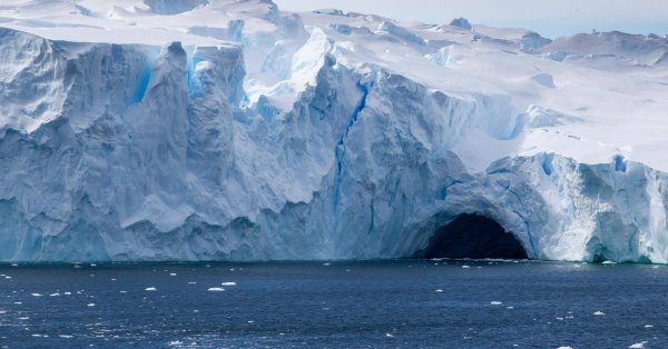 Французский дайвер пропал во время работы под водой с научным прибором в Антарктиде.