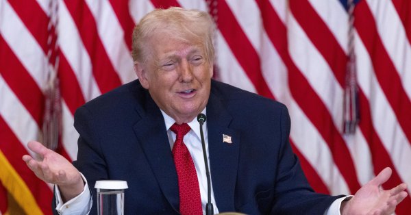 Напряженность растет: Макрон призывает ЕС использовать «торговую базуку» против США