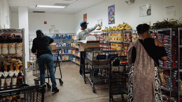 Как К-образная экономика в США вредит всем, кроме самых богатых?