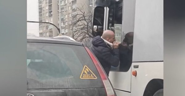 Агрессия: в Софии мужчина сбил и укусил водителя общественного транспорта